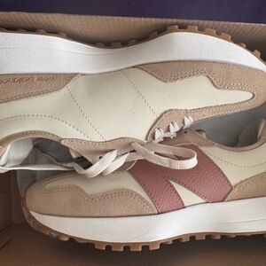 NWT! New Balance 327 Cream & Pink Sneakers - US8